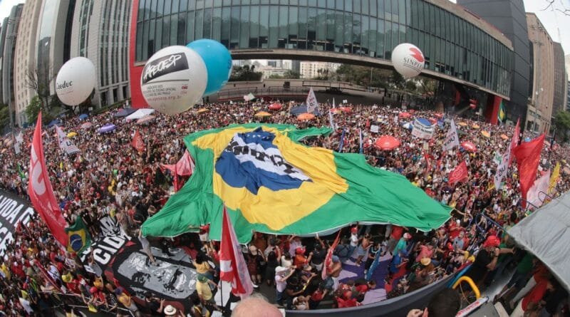 São Paulo tem 42 mil pessoas em ato contra PEC da Blindagem e anistia