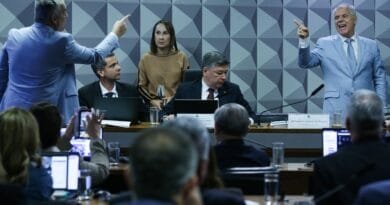 Ex-presidente do INSS se nega a responder perguntas de relator da CPI 