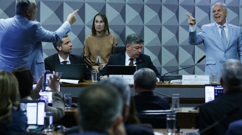Ex-presidente do INSS se nega a responder perguntas de relator da CPI