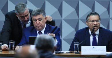 Ex-procurador do INSS não responde perguntas do relator na CPMI