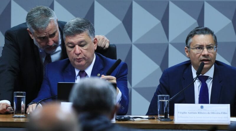 Ex-procurador do INSS não responde perguntas do relator na CPMI