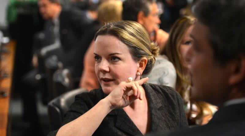 Gleise culpa Selic pela dívida pública e não as despesas do governo