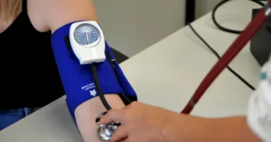 Médicos alertam para riscos de prescrição de testosterona para mulher