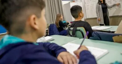 CNTE comemora reajuste do piso do magistério; prefeitos contestam