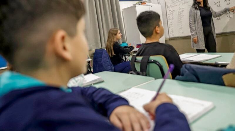 CNTE comemora reajuste do piso do magistério; prefeitos contestam