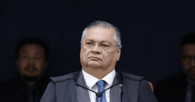 Dino reforça decisão e proíbe novas leis para garantir pagamento de ‘penduricalhos’ fora do teto Dino reforça decisão e proíbe novas leis para garantir pagamento de ‘penduricalhos’ fora do teto