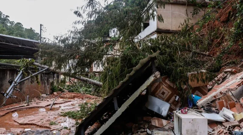 Lula assina MPs de apoio às vítimas das enchentes em Minas Gerais Lula assina MPs de apoio às vítimas das enchentes em Minas Gerais